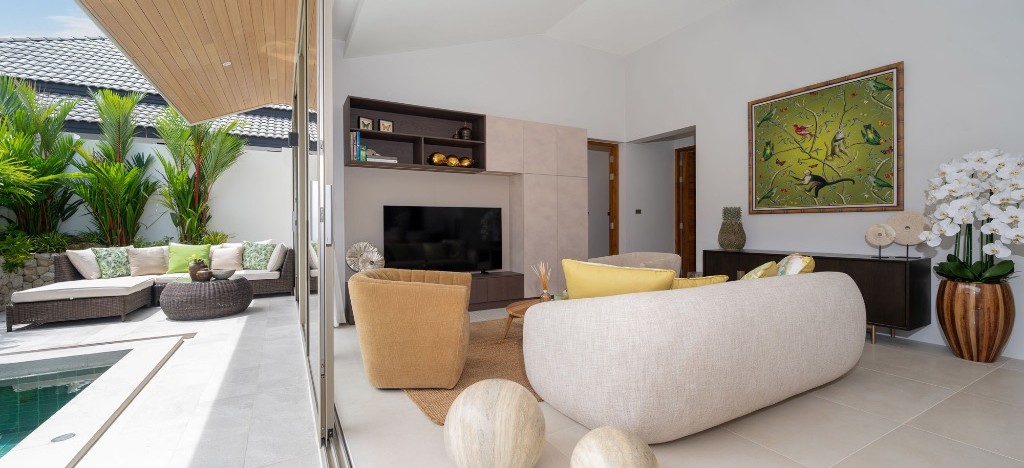 Living room opening onto the pool