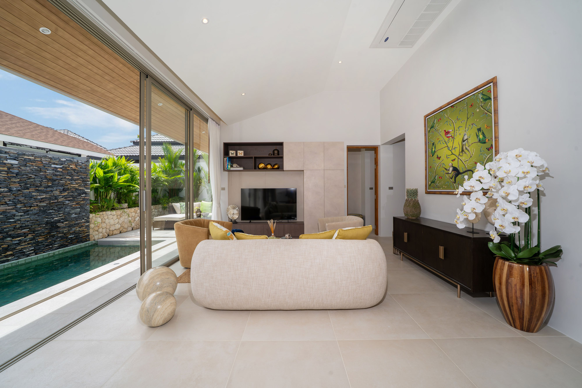 Living pavilion opening onto the pool